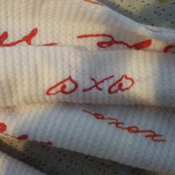 White scarf with "Love me xoxo" in pink letters - Picture 3 of 3